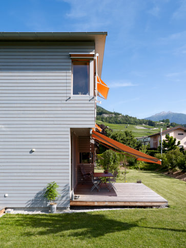 la maison profite des dégagements visuels. le volume cubique abrite 7 niveaux intérieurs. minergie vs-295