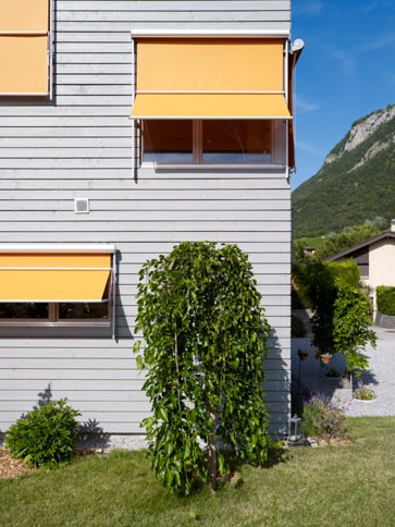 la maison profite des dégagements visuels. le volume cubique abrite 7 niveaux intérieurs. minergie vs-295